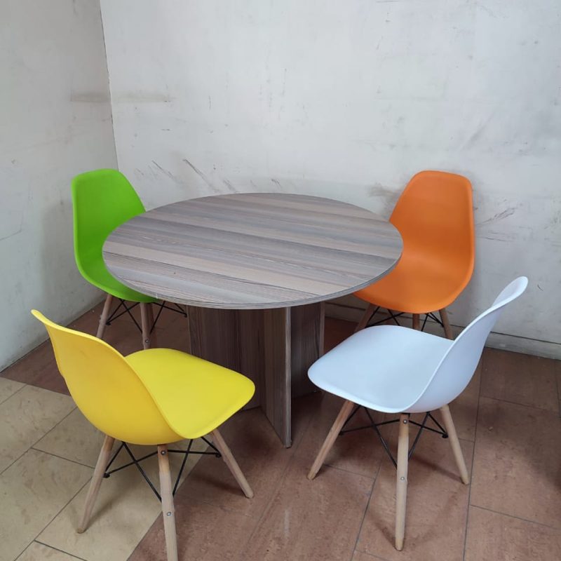 Round table + 4 seats